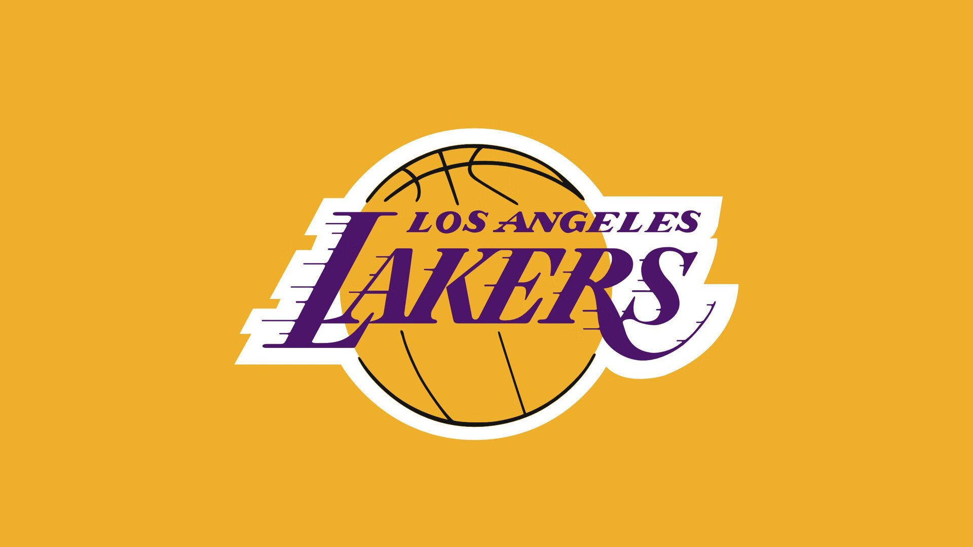 “营地湖面皮划艇绕标赛” 与岸上加油声相映成趣